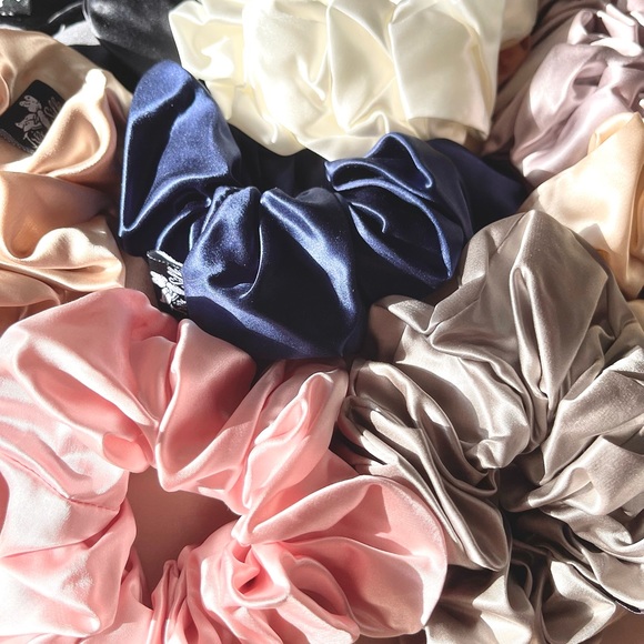 Très Silk - Large 100% Mulberry Silk Scrunchie - Picture 5 of 6